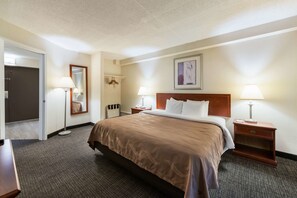 Suite Affaires, 1 très grand lit et 1 canapé-lit, non-fumeurs | Bureau, espace de travail pour ordinateur portable, rideaux occultants