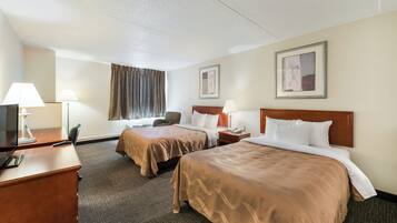 Suite, varias camas, no fumadores | Escritorio, espacio para trabajar con un portátil, cortinas opacas