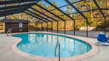 Una piscina al aire libre, sombrillas, sillones reclinables de piscina