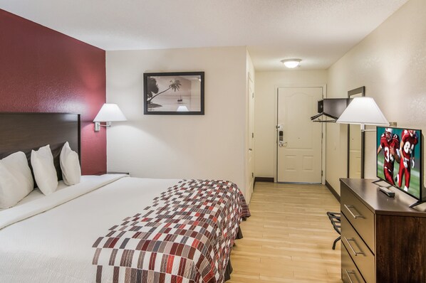 Deluxe Room, 1 King Bed, Accessible, Non Smoking (Roll-In Shower) | Desk, iron/ironing board, free WiFi, bed sheets
