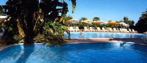 Piscine extérieure (ouverte en saison), parasols de plage