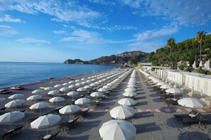 On the beach, sun-loungers, beach umbrellas, waterskiing - Hotel Caparena (Taormina)