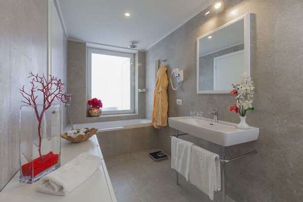 Caparena Suite | Salle de bain | Ensemble baignoire-douche, articles de toilette (gratuits)