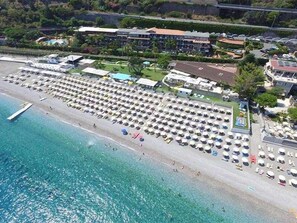 On the beach, sun-loungers, beach umbrellas, waterskiing - Hotel Caparena (Taormina)