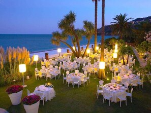 Breakfast, lunch and dinner served