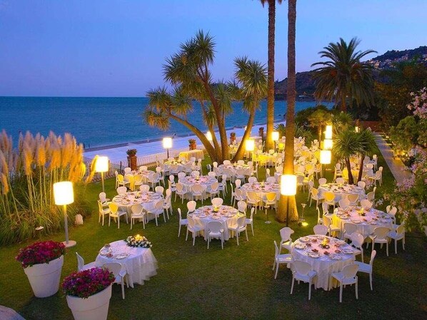 Breakfast, lunch and dinner served - Hotel Caparena (Taormina)