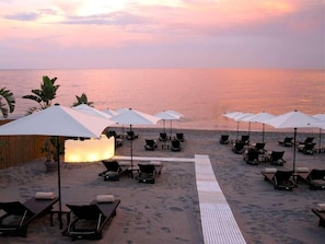 On the beach, sun loungers, beach umbrellas, water skiing - Hotel Caparena (Taormina)
