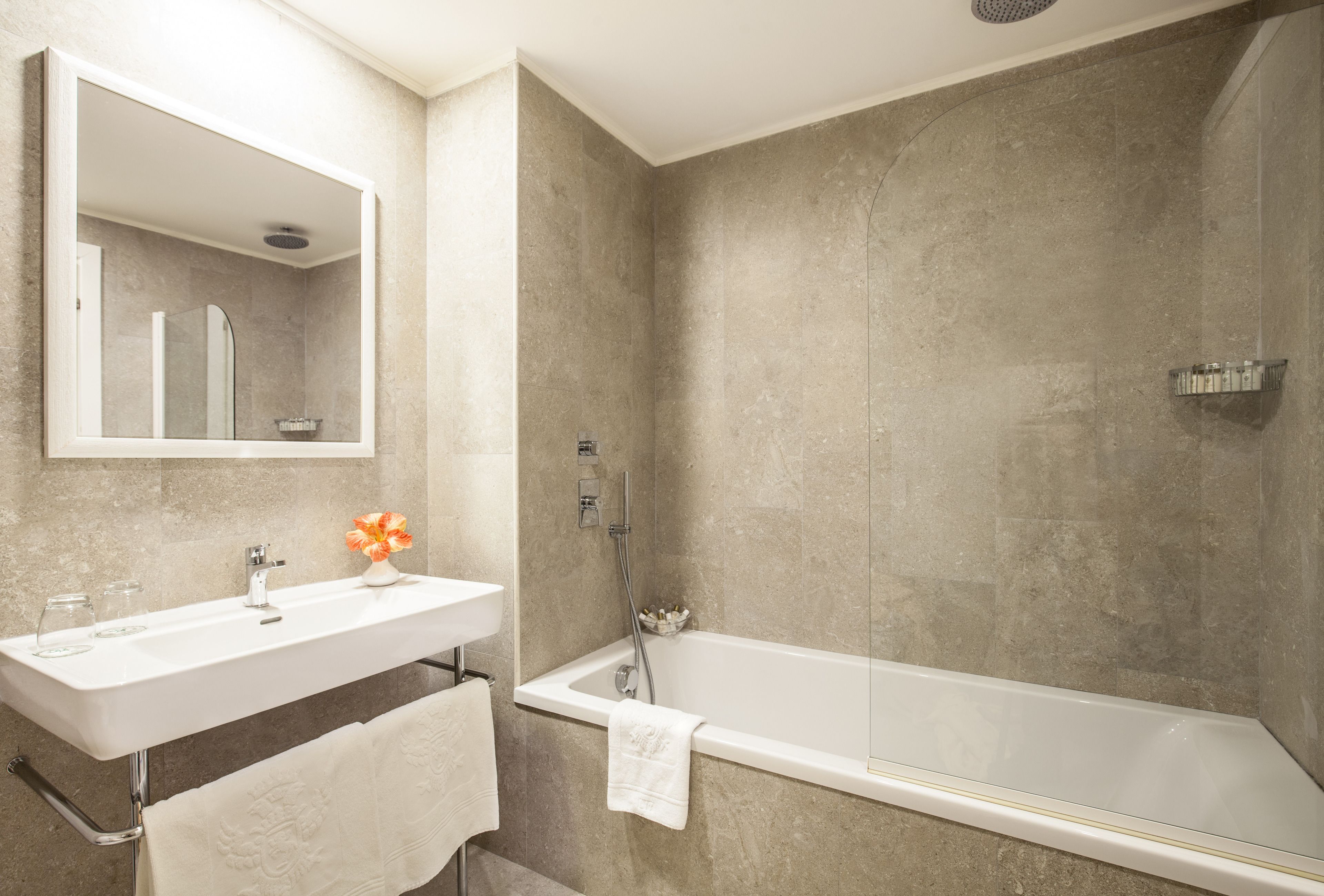 combined shower/bathtub, free toiletries, hair dryer, bidet