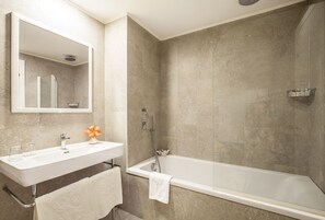 Bañera con ducha, artículos de tocador gratuitos, secador de pelo, bidet