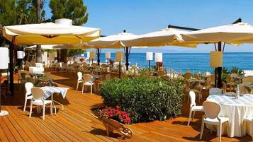 Breakfast, lunch and dinner served