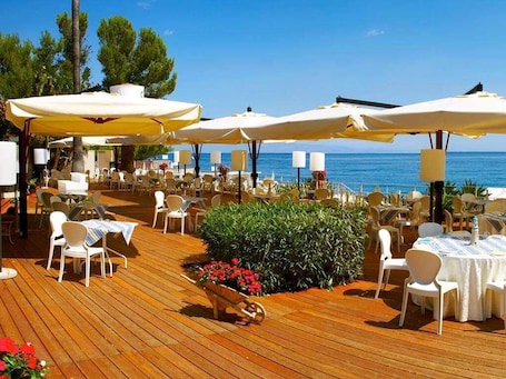 Breakfast, lunch and dinner served . Hotel Caparena