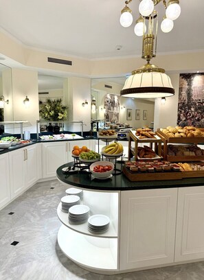 Breakfast buffet - Hotel Johann Strauss (Vienna)