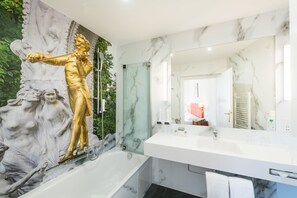 Combined shower/bathtub, free toiletries, hair dryer, towels