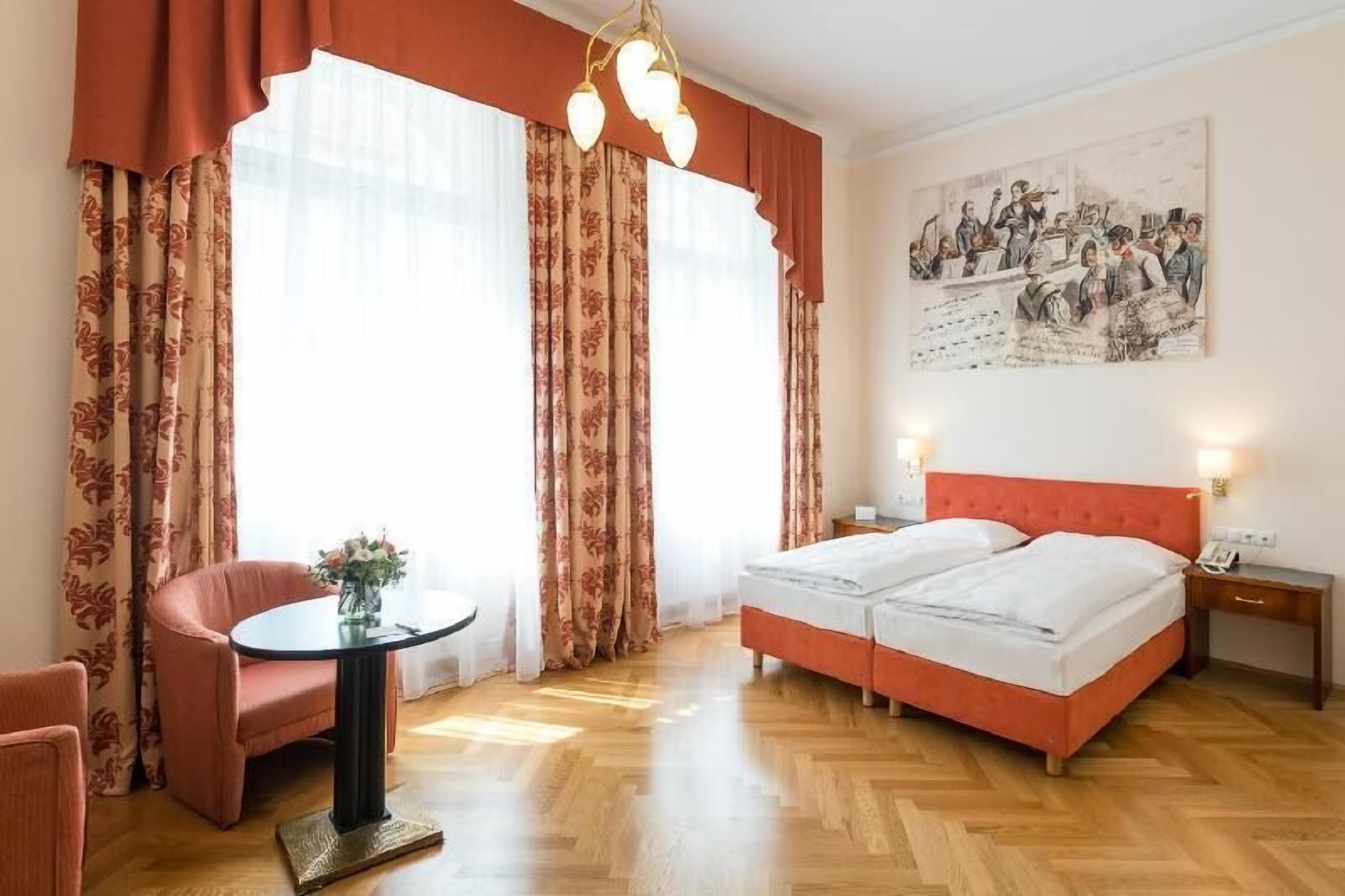 Ropa de cama de alta calidad y minibar 