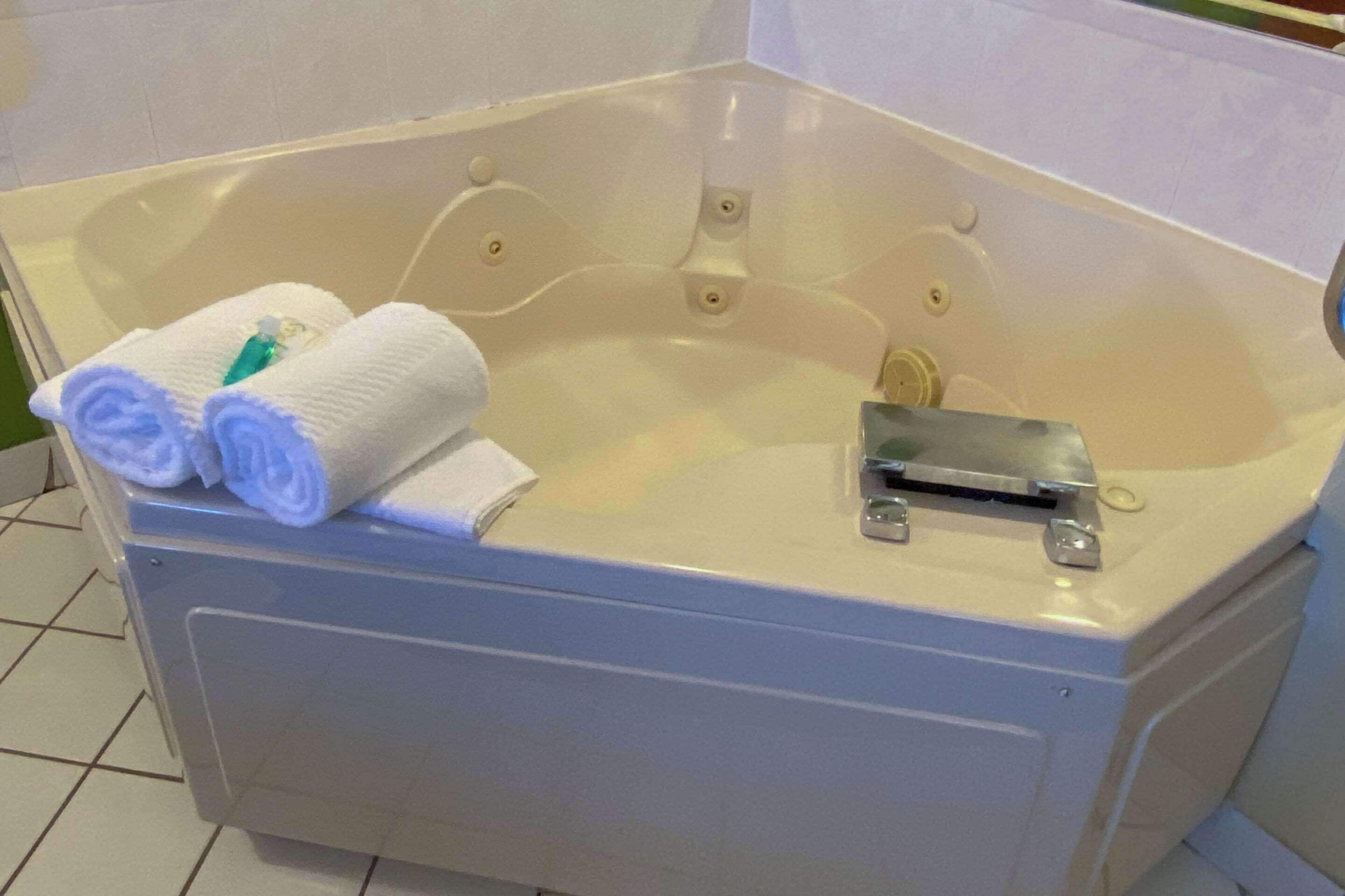 1 king bed with jetted tub/ non-smoking | desk, blackout curtains, soundproofing, iron/ironing board