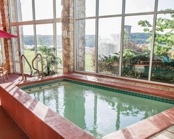 Una piscina techada, una piscina al aire libre