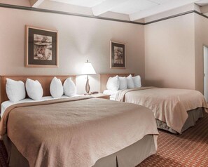 Desk, iron/ironing board, free cribs/infant beds, rollaway beds - Quality Inn Lake of the Ozarks (Lake Ozark)