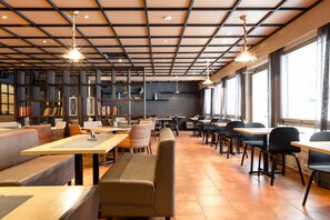 供應早餐及午餐