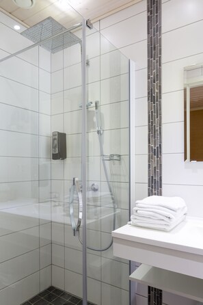 Douche, sèche-cheveux, serviettes fournies