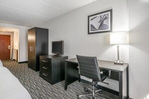 Brankas, meja kerja, tirai kedap cahaya, dan setrika/meja setrika