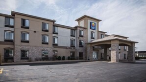 A Comfort Inn hotel with a two-story building, a covered entrance, and a parking lot. - Comfort Inn Crystal Lake - Algonquin (Crystal Lake)