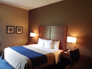 In-room safe, desk, blackout curtains, iron/ironing board - Comfort Inn Crystal Lake - Algonquin (Crystal Lake)