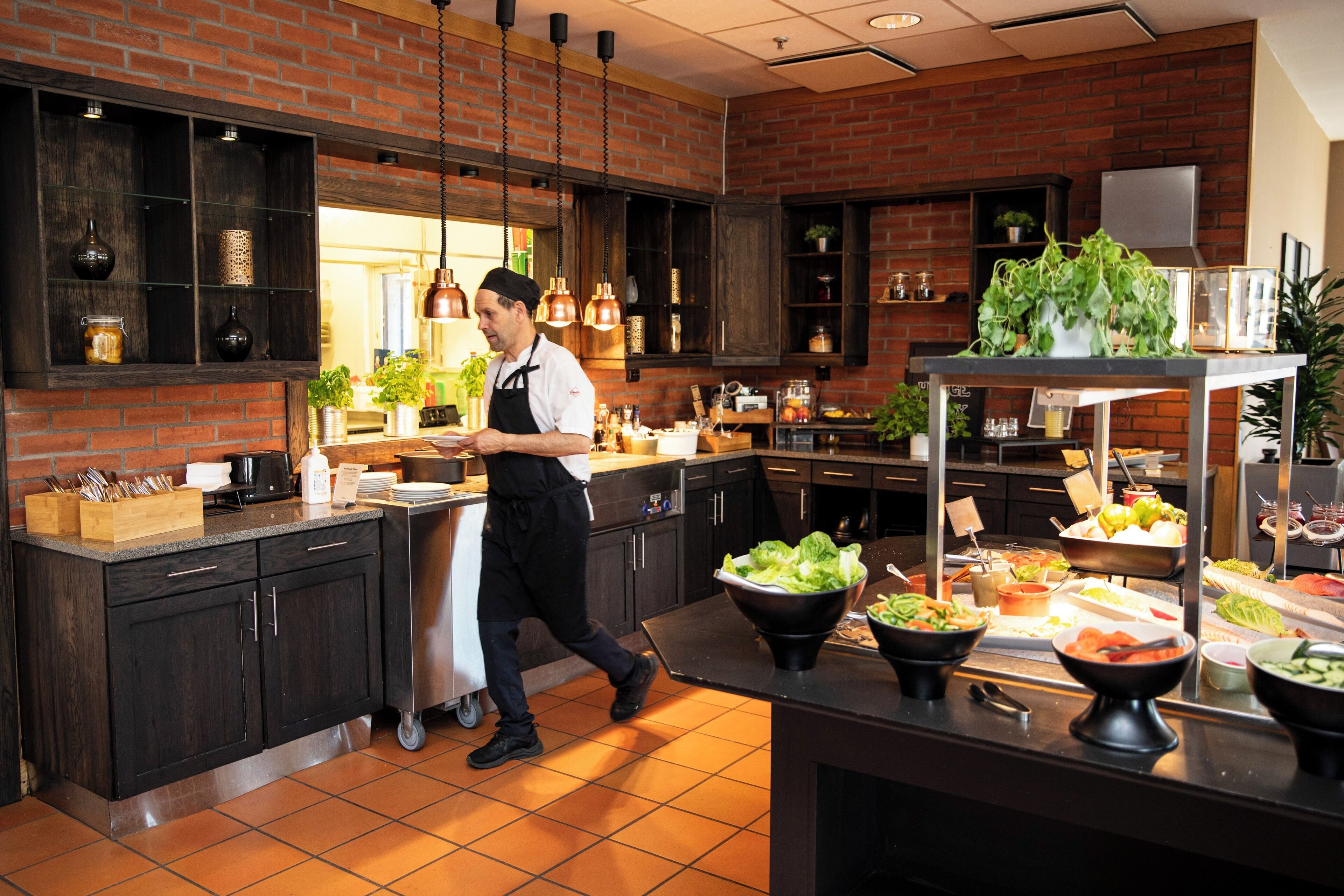 free buffet breakfast