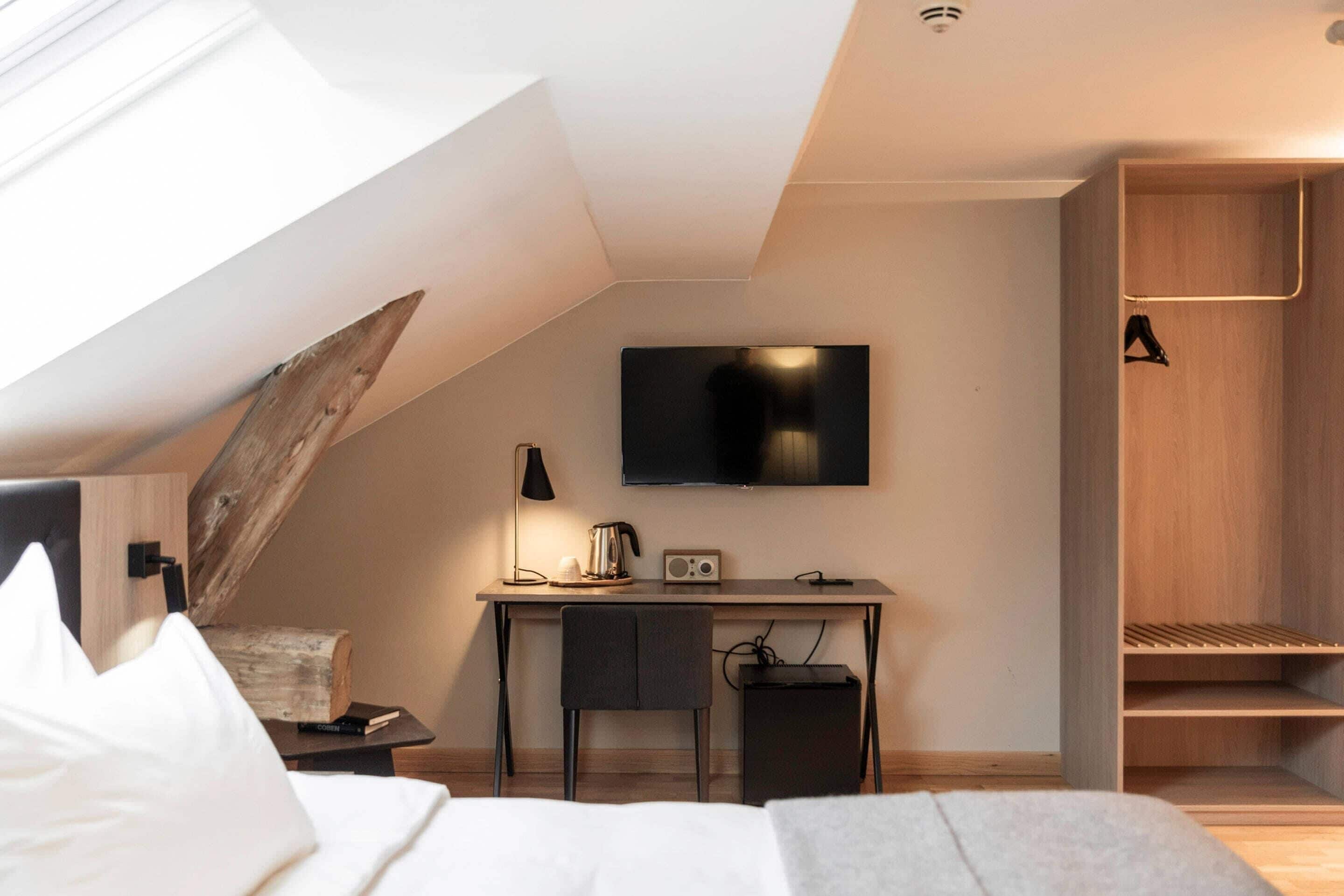 Enkeltrom (Compact) | Blendingsgardiner, strykejern/-brett og sengetøy