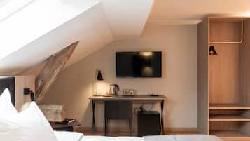 Enkeltrom (Compact) | Blendingsgardiner, strykejern/-brett og sengetøy