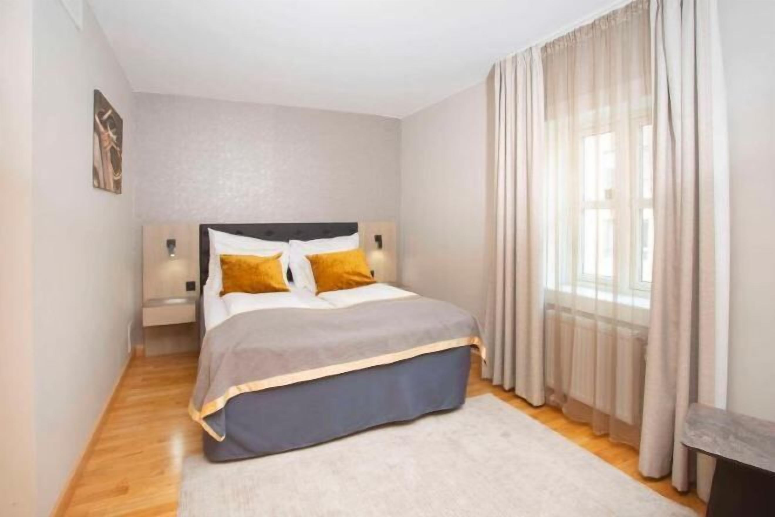 Verduisterende gordijnen, een strijkplank/strijkijzer, beddengoed