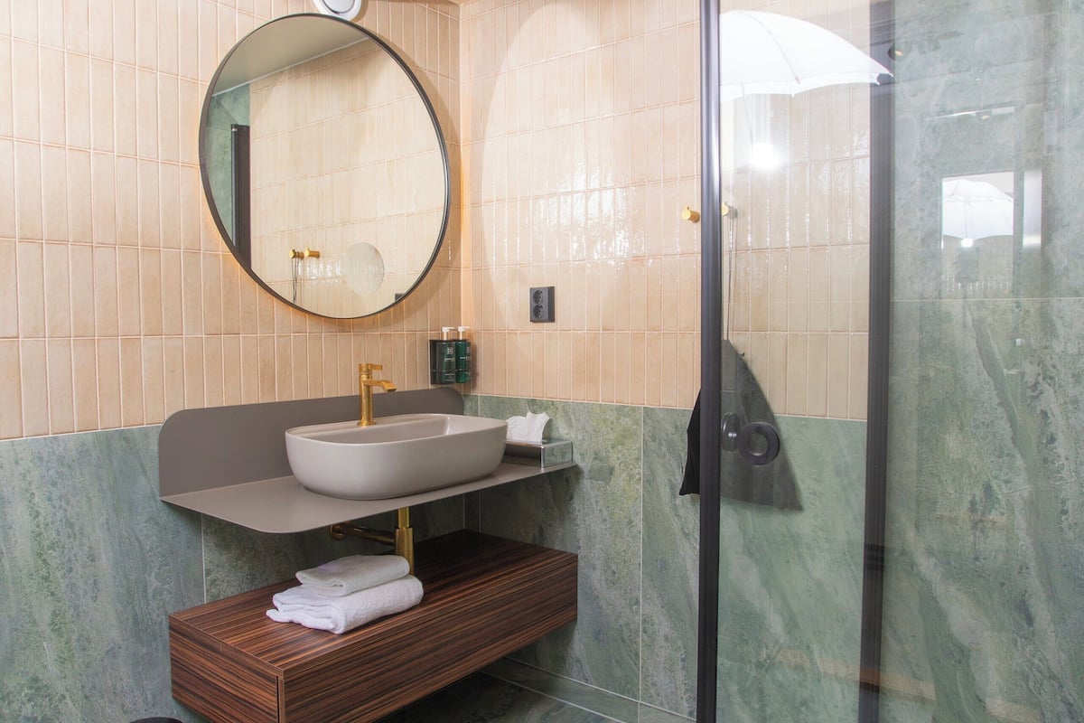 deep-soaking bathtub, hair dryer, heated floors, towels