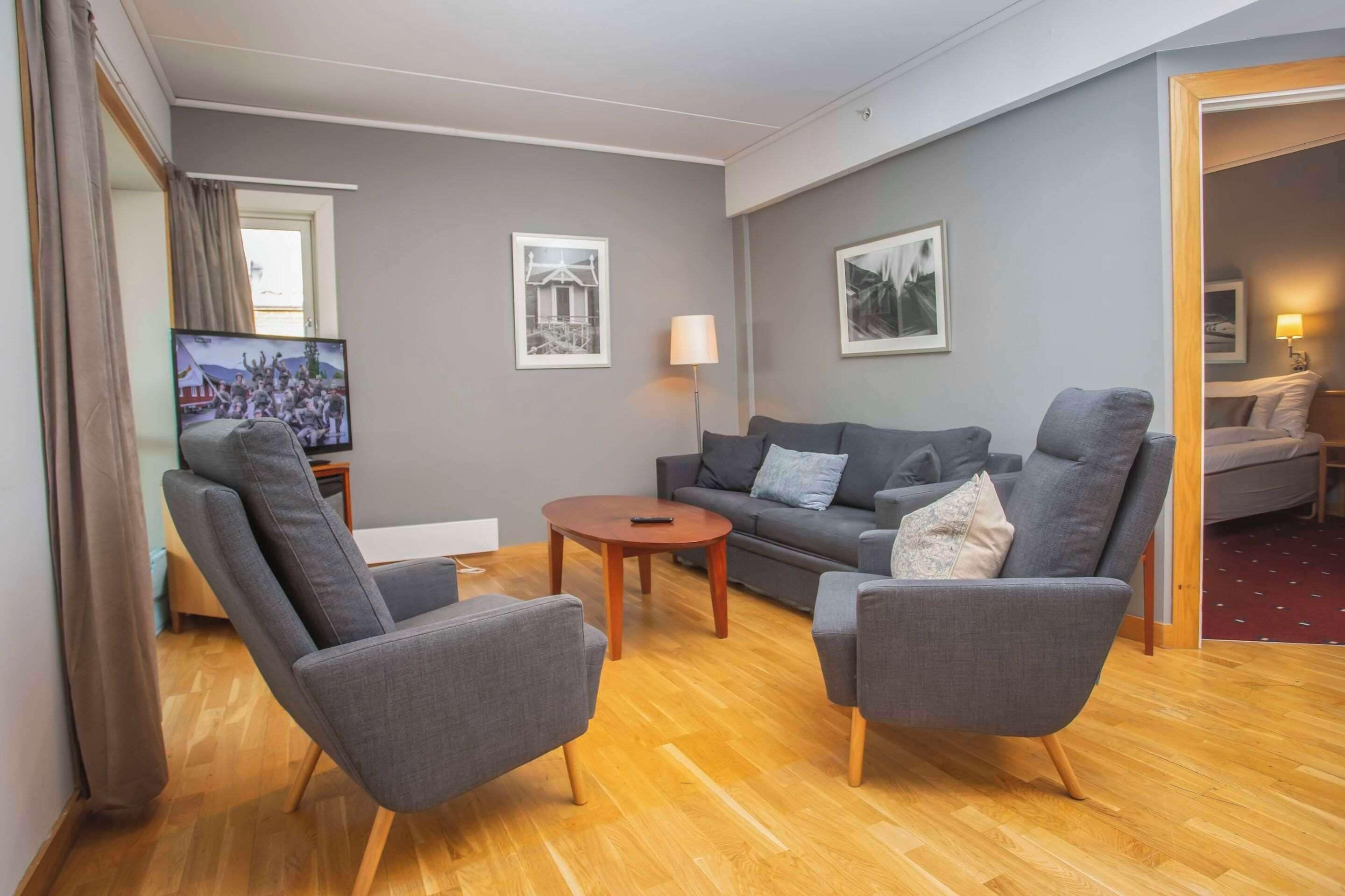 suite, non smoking, balcony | 1 bedroom, blackout curtains, iron/ironing board, bed sheets