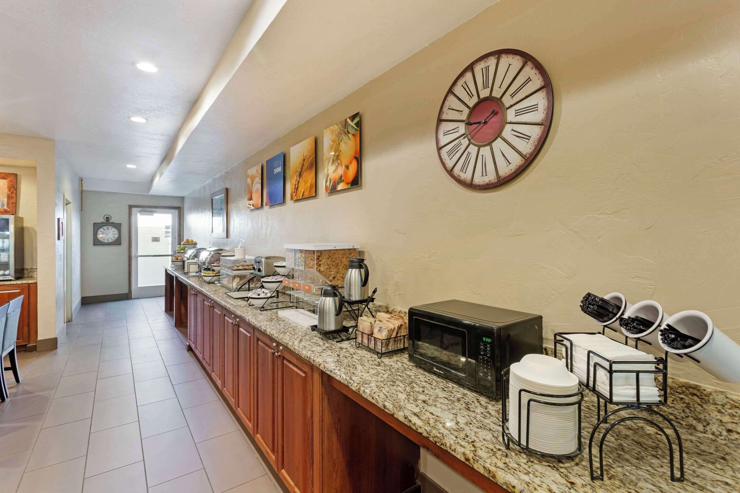 free buffet breakfast