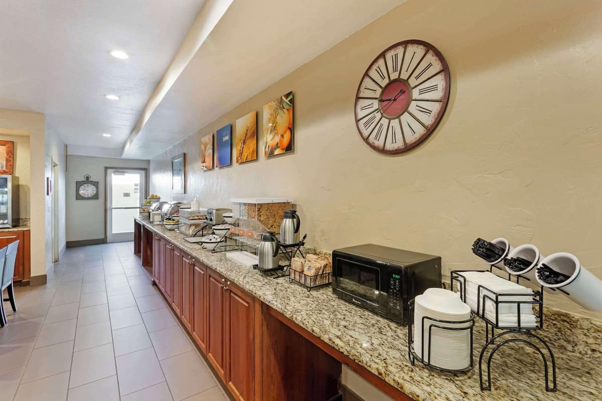 free buffet breakfast