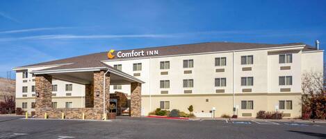 A Comfort Inn hotel with a covered entrance, multiple floors, and a parking lot.