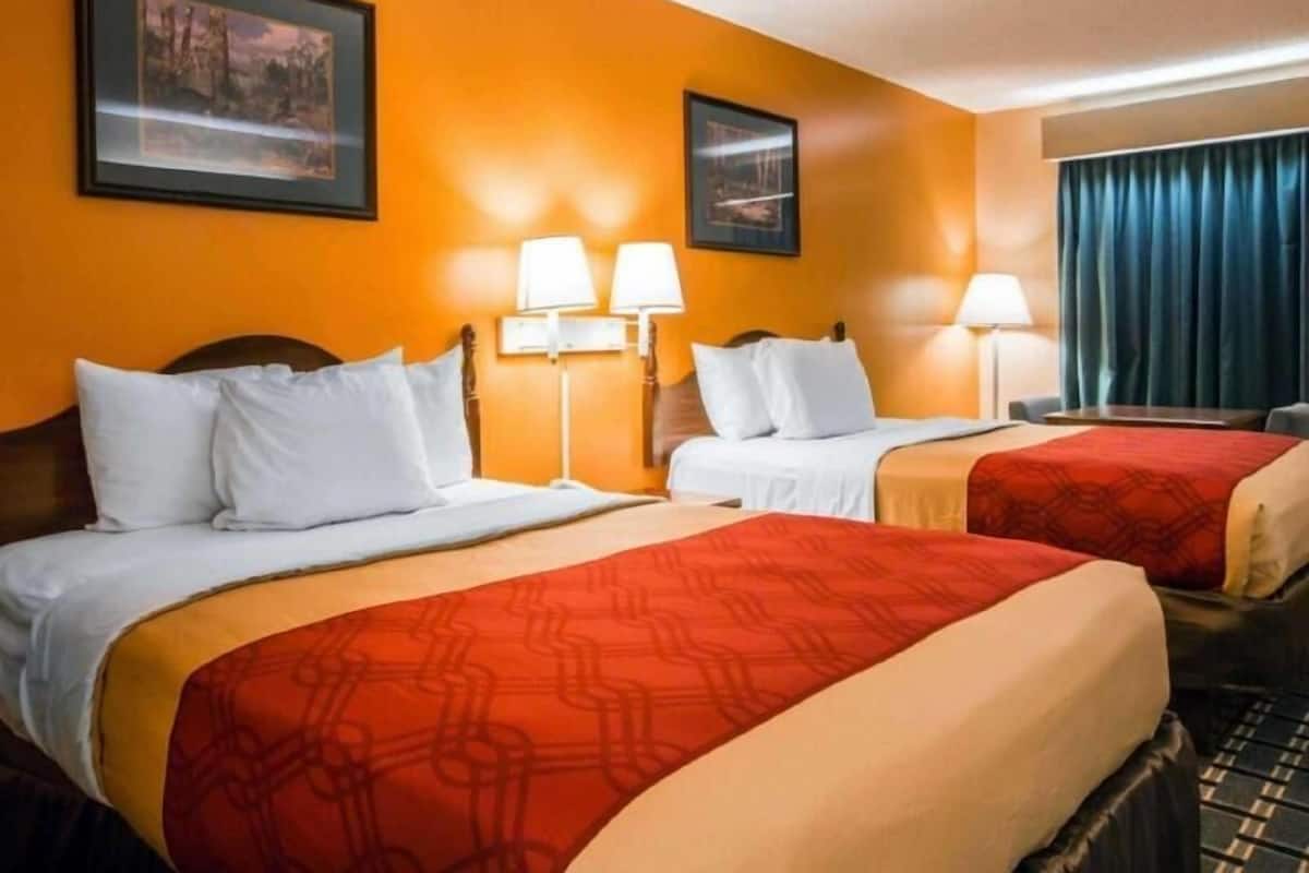 Escritorio, tabla de planchar con plancha, wifi gratis y ropa de cama