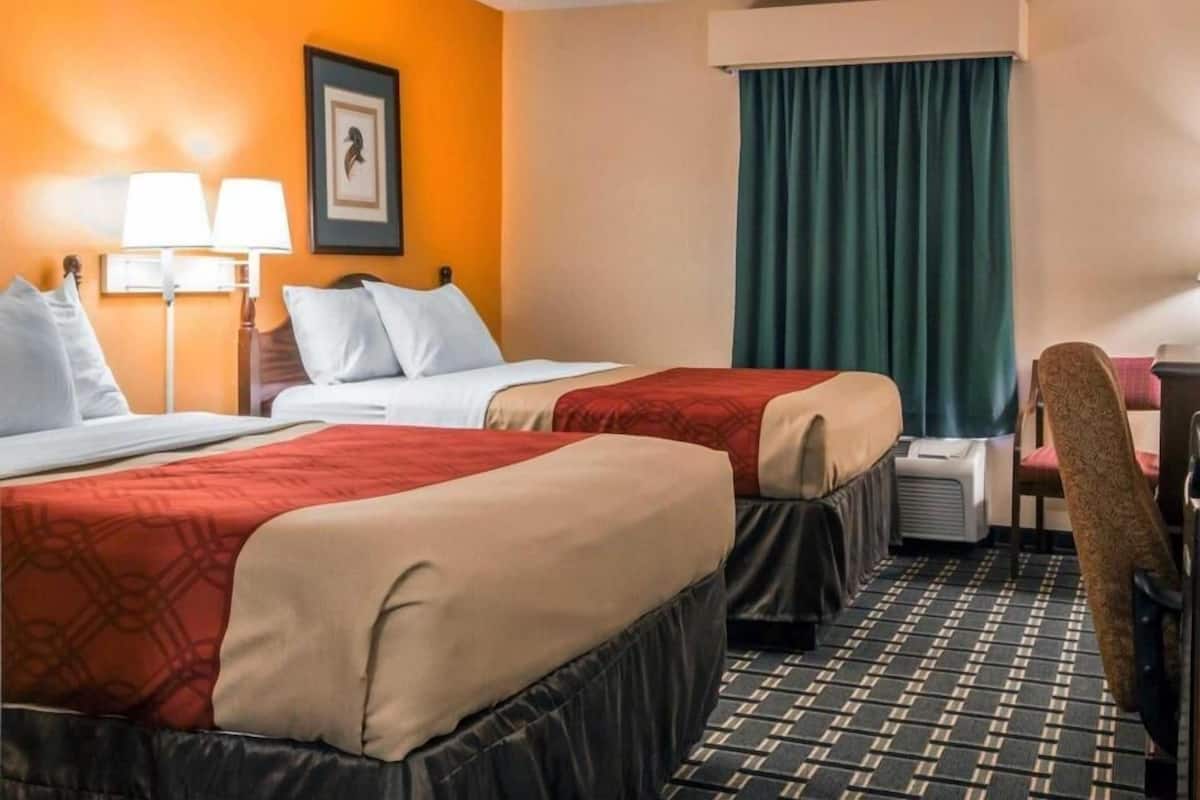 Escritorio, tabla de planchar con plancha, wifi gratis y ropa de cama