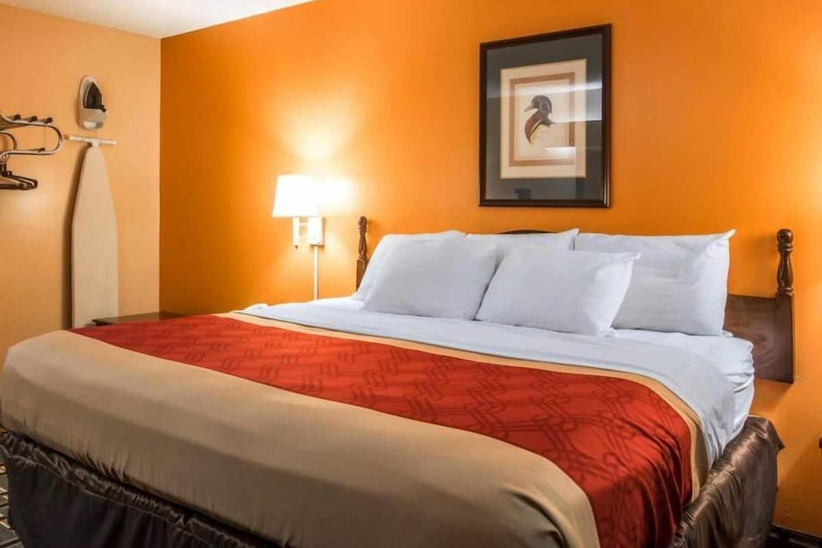 Escritorio, tabla de planchar con plancha, wifi gratis y ropa de cama