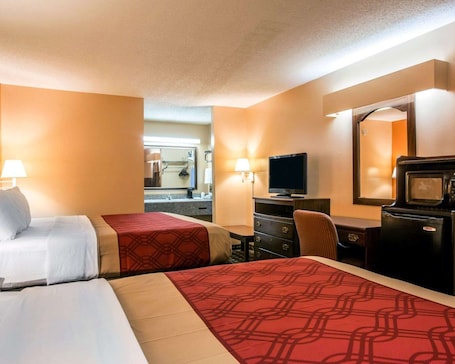 Desk, iron/ironing board, free WiFi, bed sheets. Econo Lodge Eufaula South