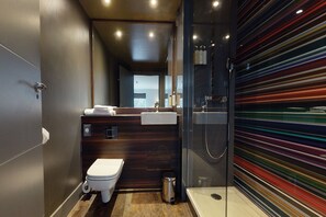  milieuvriendelijk toiletgerief, een haardroger, handdoeken