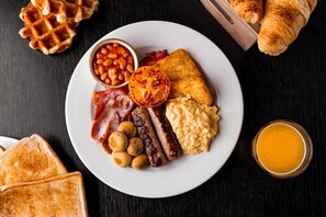 Päivittäinen englantilainen aamiainen (17.50 GBP per henkilö)