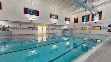 Indoor pool, sun loungers