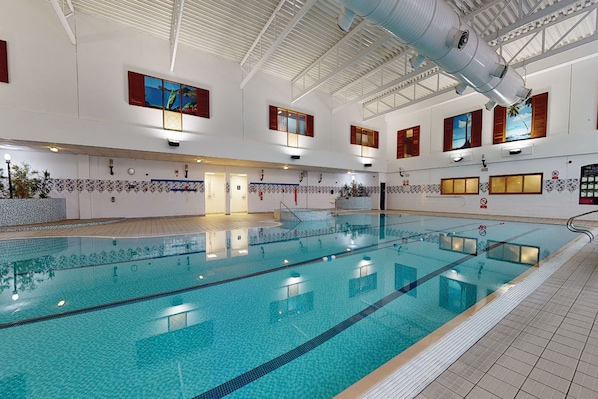 Piscine intérieure, chaises longues