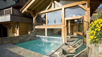 Una piscina techada, una piscina al aire libre
