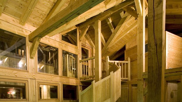 A wooden interior with a stone wall and a swimming pool. - Hotel Chalet Les Saytels, BW Signature Collection (Le Grand-Bornand)