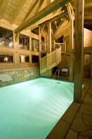 Una piscina techada, una piscina al aire libre