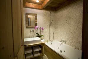 Minibar, in-room safe, desk, soundproofing - Best Western Chalet Les Saytels (Le Grand-Bornand)