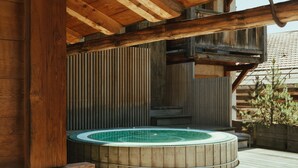 A wooden deck with a hot tub. - Hotel Chalet Les Saytels, BW Signature Collection (Le Grand-Bornand)