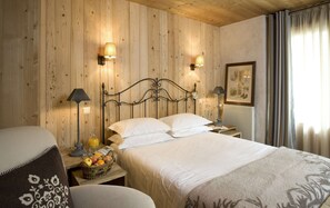 Minibar, in-room safe, desk, soundproofing - Best Western Chalet Les Saytels (Le Grand-Bornand)