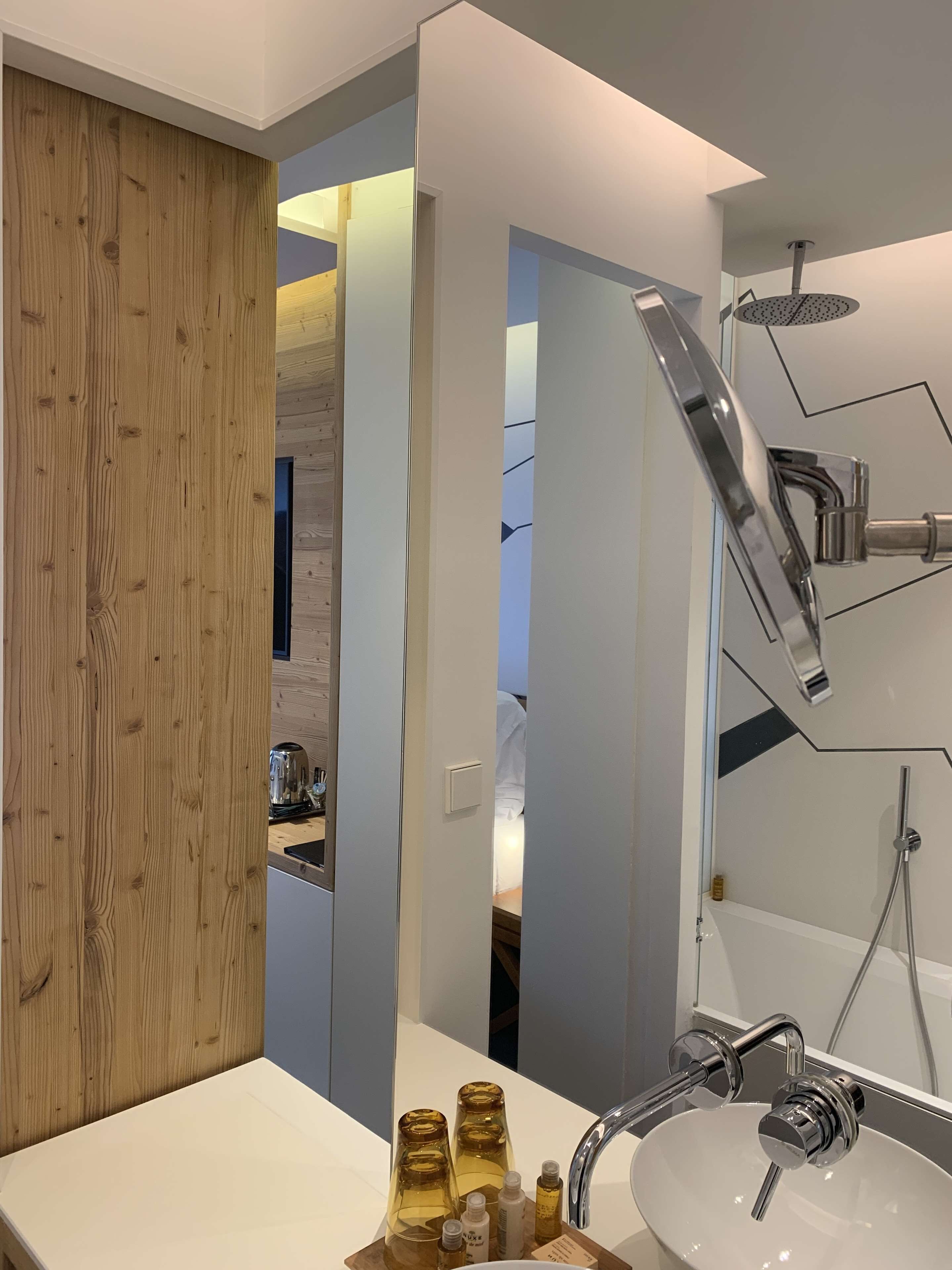 Ensemble douche/baignoire, sèche-cheveux, peignoirs, chaussons